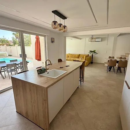 Magnifique villa moderne avec Piscine, À 900m de la mer, 8 couchages, 4 chambres, 2SDB, 2wc, Parking, Garage