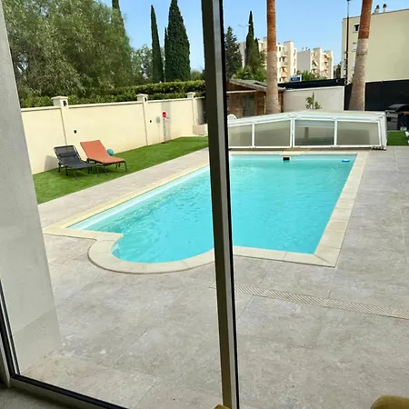 Magnifique villa moderne avec Piscine, À 900m de la mer, 8 couchages, 4 chambres, 2SDB, 2wc, Parking, Garage Fréjus