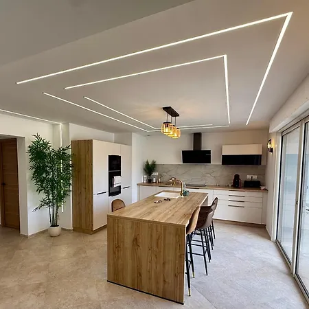 Magnifique Moderne Avec Piscine, A 900m De La Mer, 8 Couchages, 4 Chambres, 2sdb, 2wc, Parking, Garage Fréjus