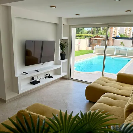 Magnifique Moderne Avec Piscine, A 900m De La Mer, 8 Couchages, 4 Chambres, 2sdb, 2wc, Parking, Garage * Fréjus